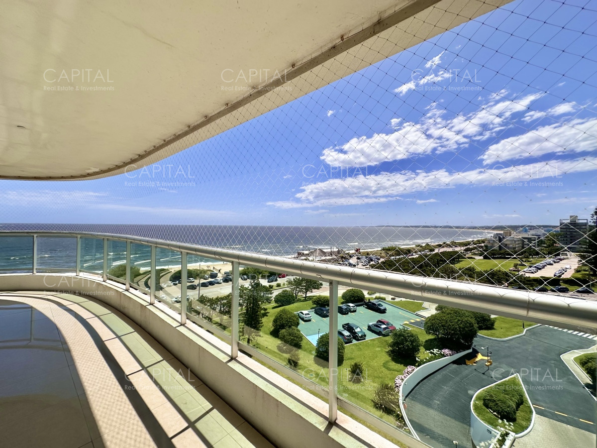 Apartamento ID.35573 - Apartamento de tres dormitorios y dependencia frente al mar en alquiler de temporada, Playa Mansa, Punta del Este.
