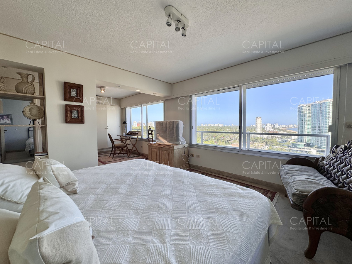 Apartamento ID.39373 - Apartamento de tres dormitorios y dependencia en venta, Playa Mansa, Punta del Este.