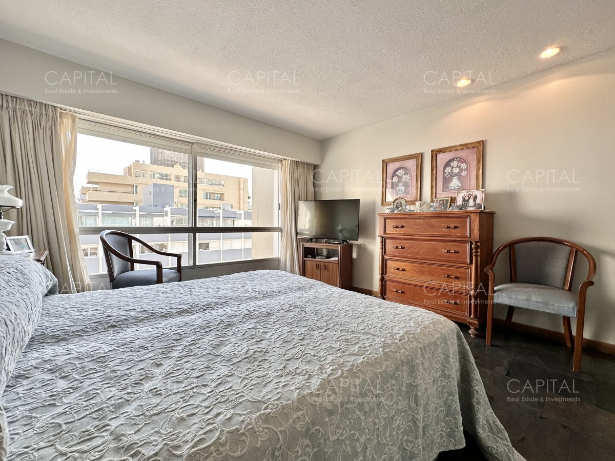 Apartamento ID.34218 - Apartamento de tres dormitorios y de dependencia de servicio, Puerto de Punta del Este.