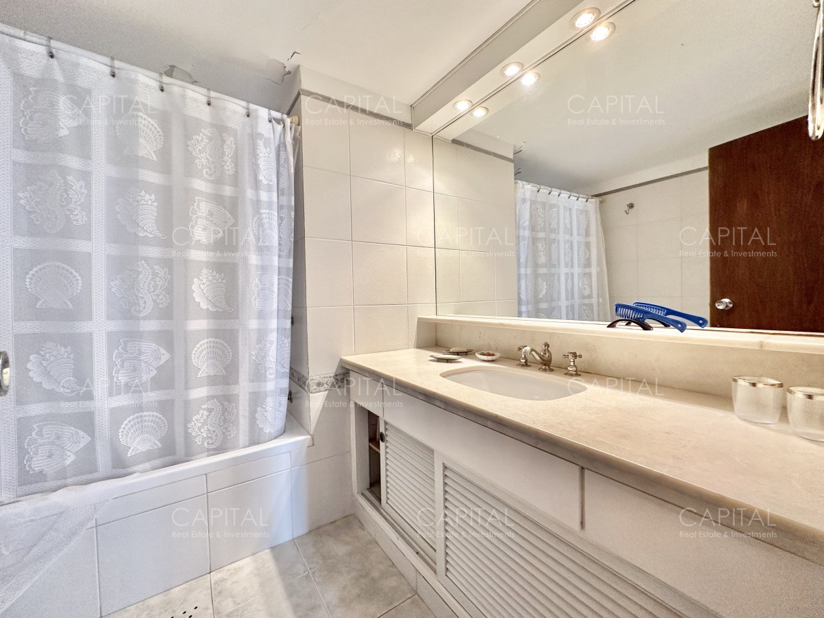 Apartamento ID.34218 - Apartamento de tres dormitorios y de dependencia de servicio, Puerto de Punta del Este.