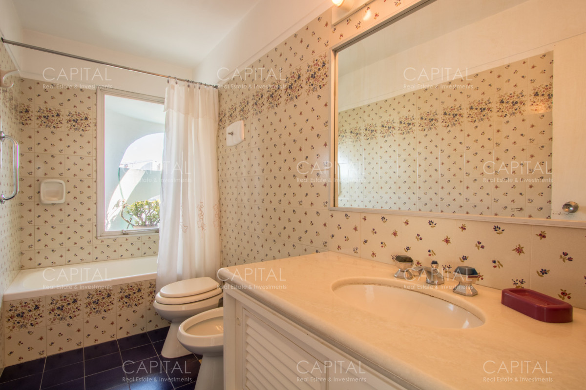 Apartamento ID.40499 - Amplio Apartamento de 4 Dormitorios en Venta Punta del Este