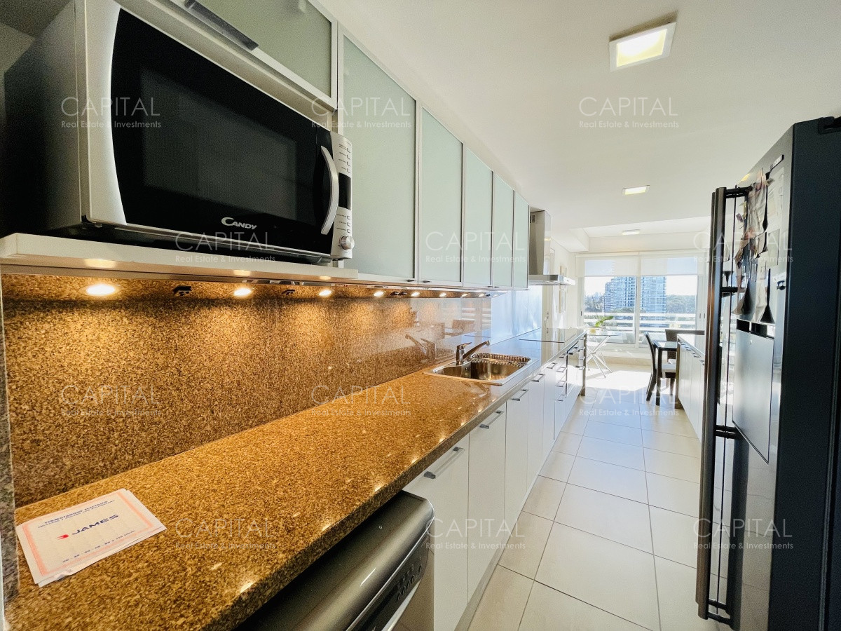 Apartamento ID.31416 - Le Parc Punta del Este de tres dormitorios más dependencia en torre de categoría sobre playa Brava, Punta del Este