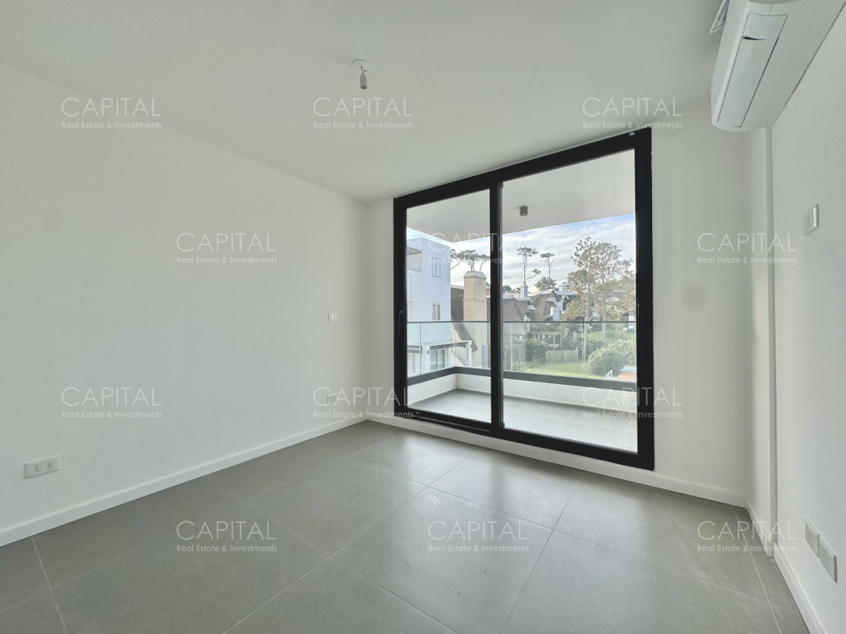Apartamento ID.40350 - Apartamento semi piso de tres dormitorios frente al mar en playa mansa en venta
