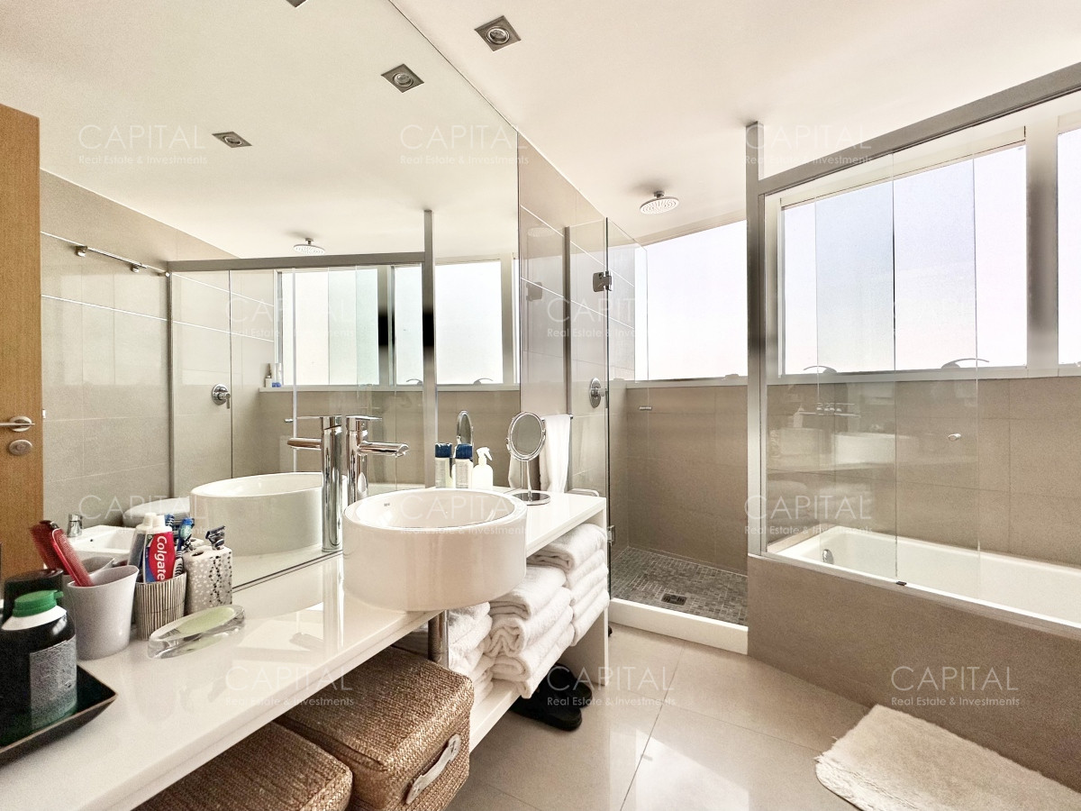 Apartamento ID.34873 - Apartamento de tres dormitorios y dependencia con vista al mar, Playa Mansa, Punta del Este.