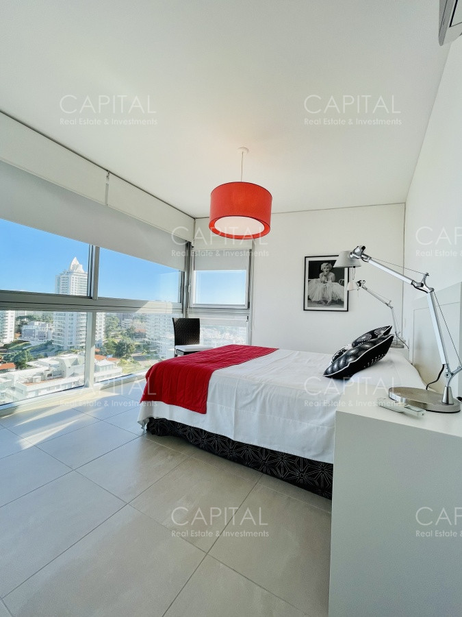 Apartamento ID.31416 - Le Parc Punta del Este de tres dormitorios más dependencia en torre de categoría sobre playa Brava, Punta del Este