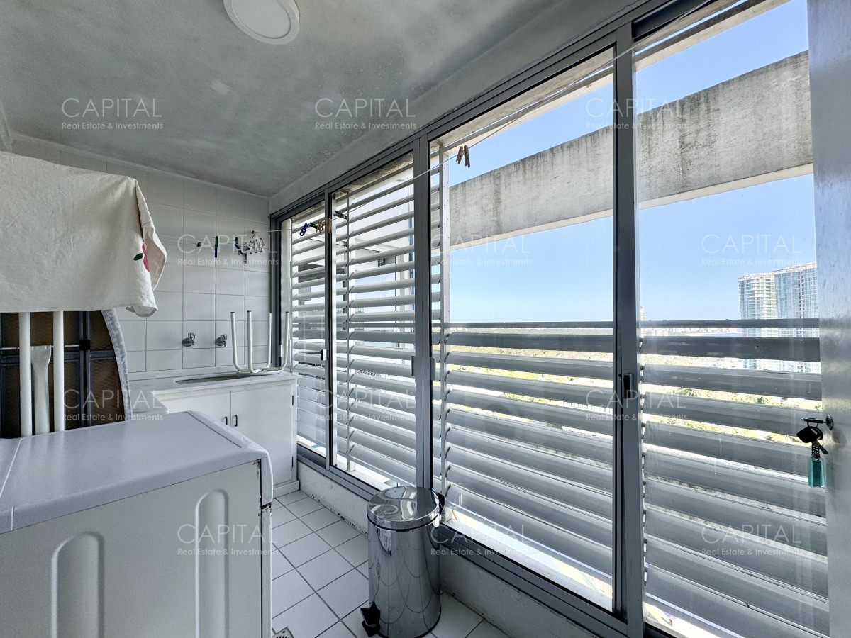Apartamento ID.39373 - Apartamento de tres dormitorios y dependencia en venta, Playa Mansa, Punta del Este.
