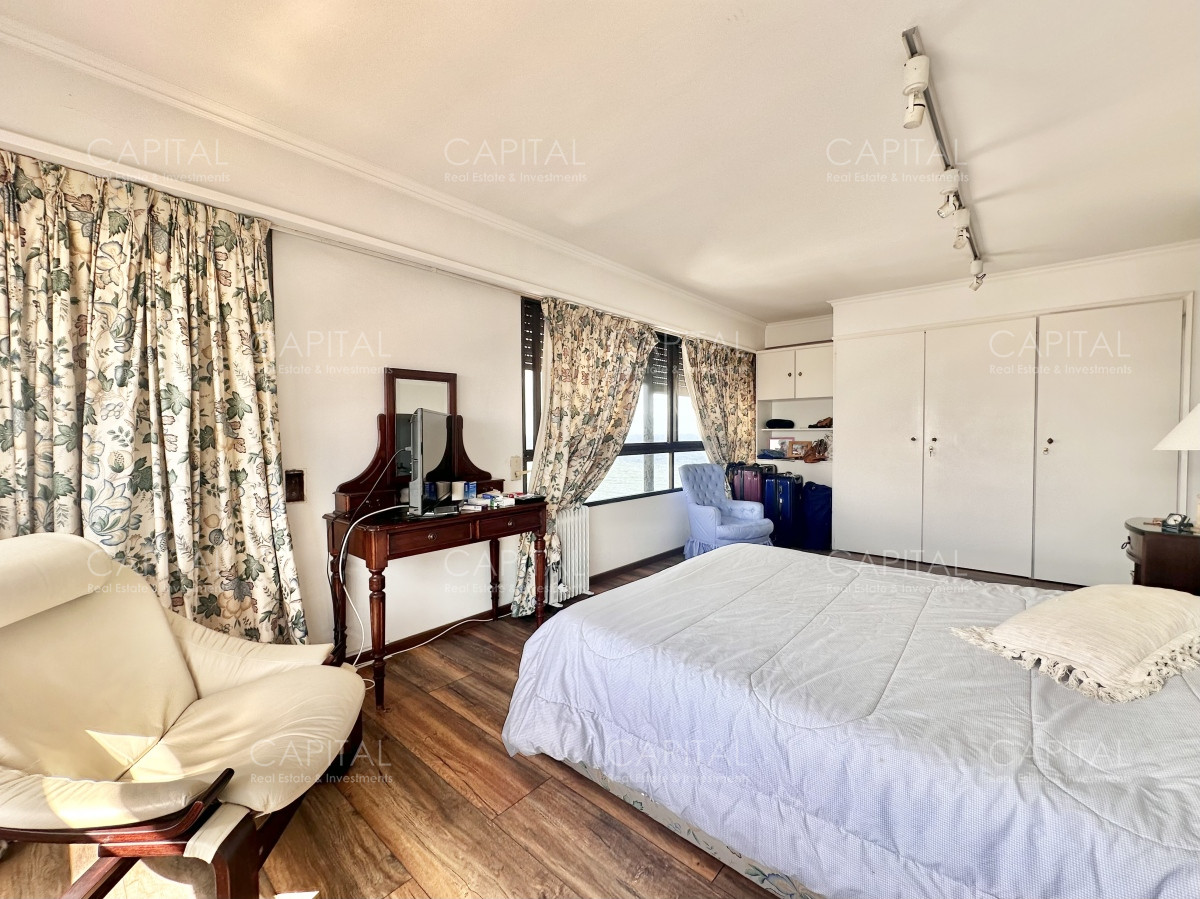 Apartamento ID.35703 - Apartamento de cuatro dormitorios y dependencia en venta, Península, Punta del Este