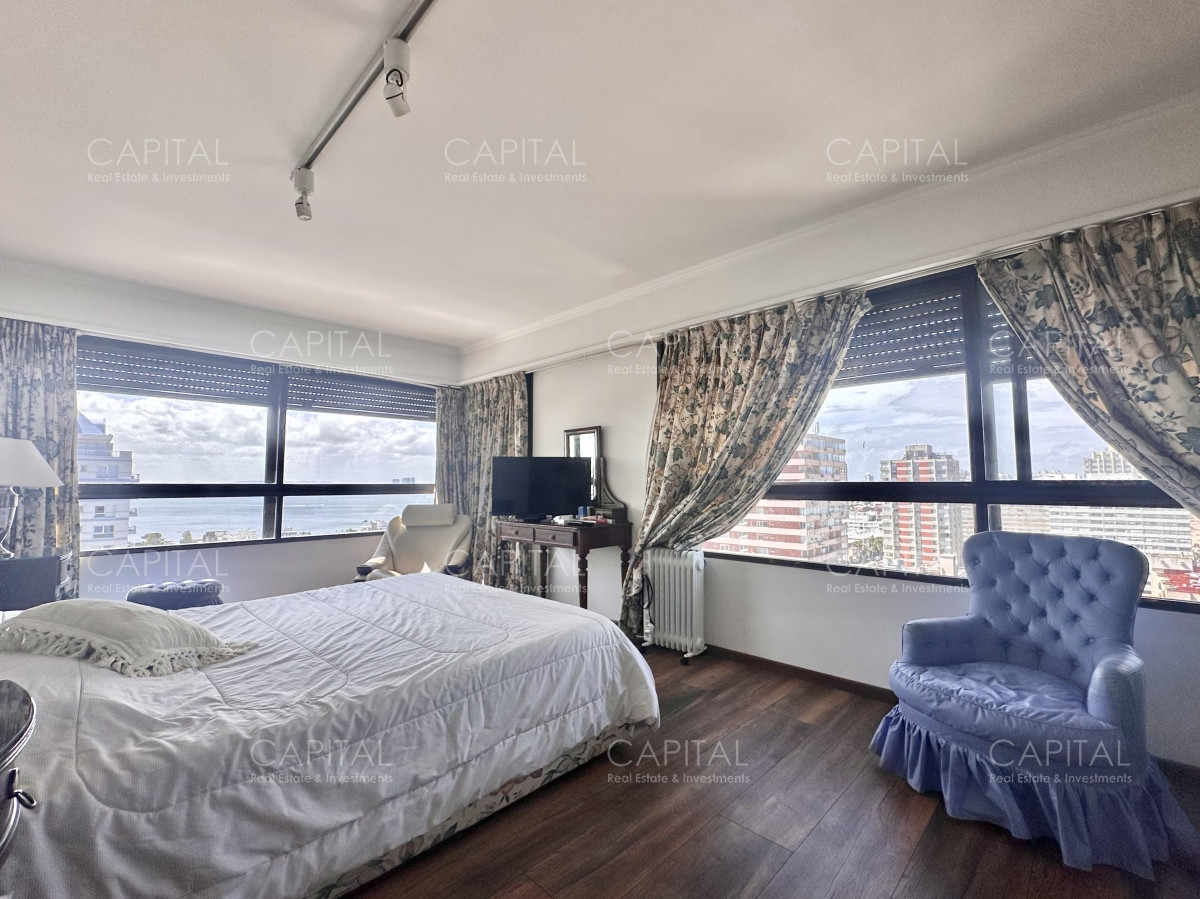 Apartamento ID.35703 - Apartamento de cuatro dormitorios y dependencia en venta, Península, Punta del Este