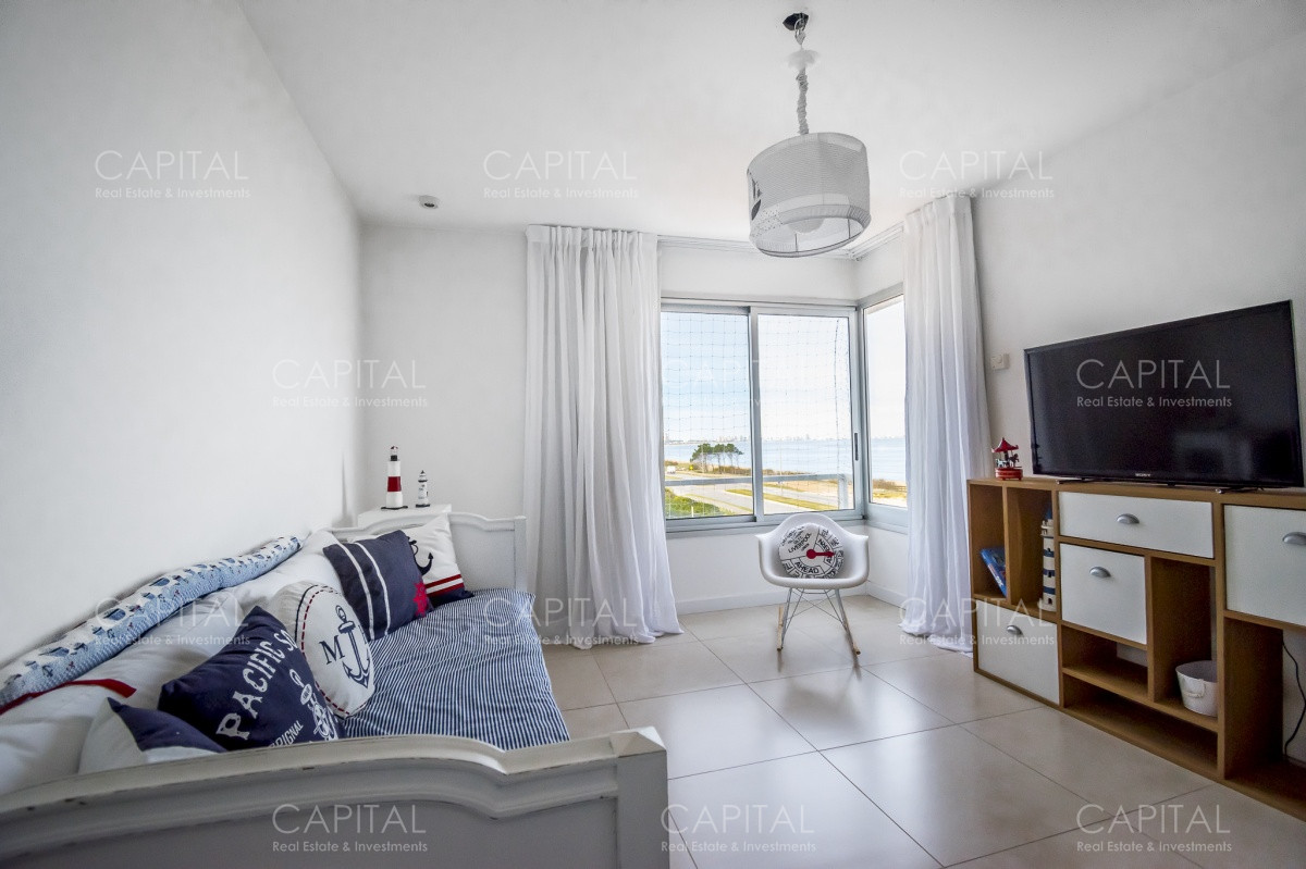 Apartamento ID.27993 - Apartamento PentHouse de 3 dormitorios y dependencia en alquiler anual.