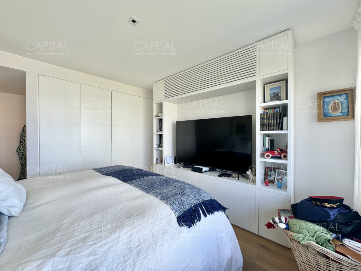 Apartamento ID.35545 - Apartamento reciclado de tres dormitorios en primera linea del mar, Playa Brava, Punta del Este.