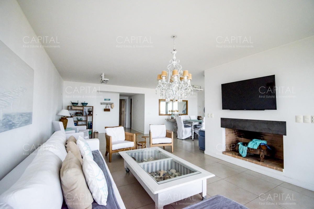 Apartamento ID.27993 - Apartamento PentHouse de 3 dormitorios y dependencia en alquiler anual.