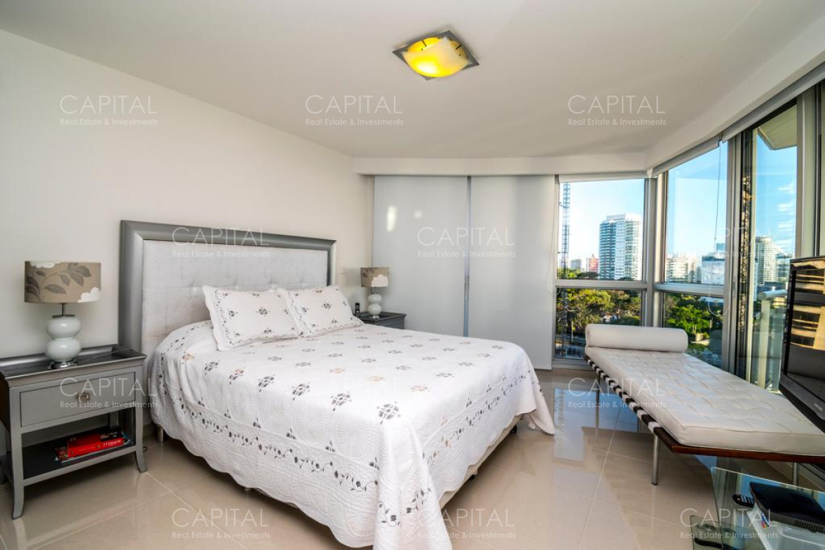 Apartamento ID.27455 - Apartamento de tres dormitorios y dependencia de servicio en venta, Playa Mansa Punta del Este