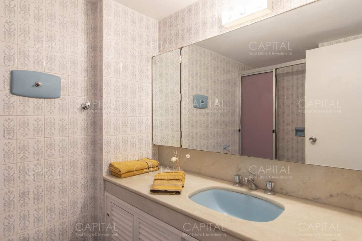 Apartamento ID.33828 - Imarangatu de dos dormitorios y dependencia frente al mar en venta Punta del Este.
