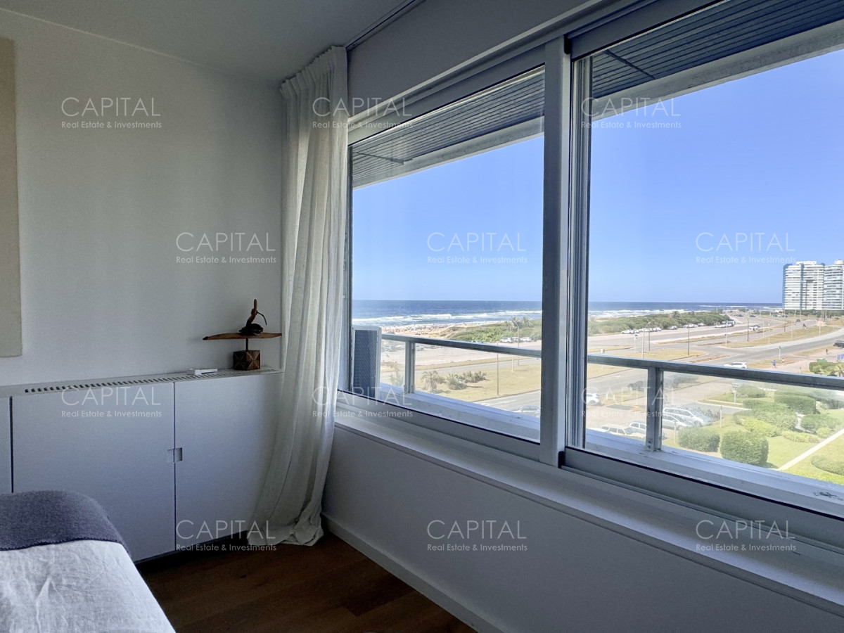 Apartamento ID.35545 - Apartamento reciclado de tres dormitorios en primera linea del mar, Playa Brava, Punta del Este.