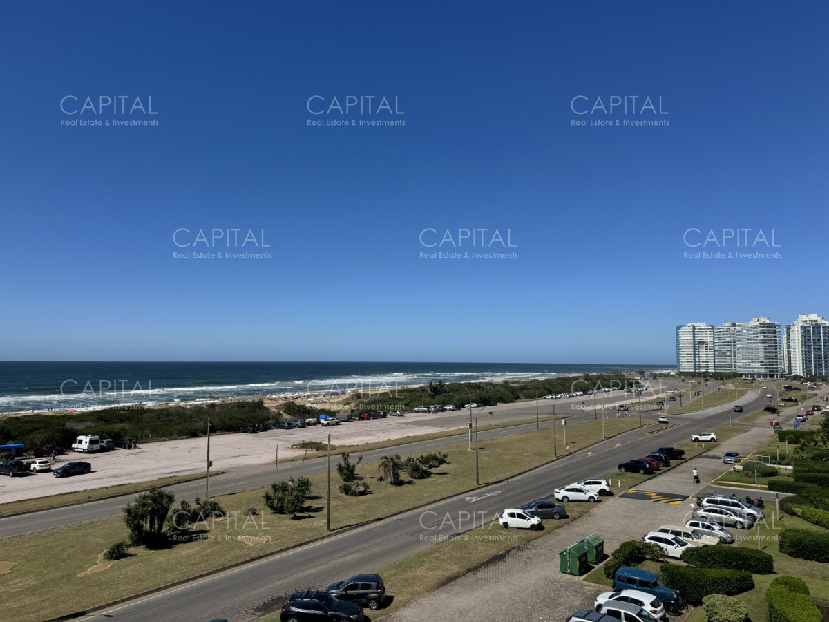 Apartamento ID.35545 - Apartamento reciclado de tres dormitorios en primera linea del mar, Playa Brava, Punta del Este.