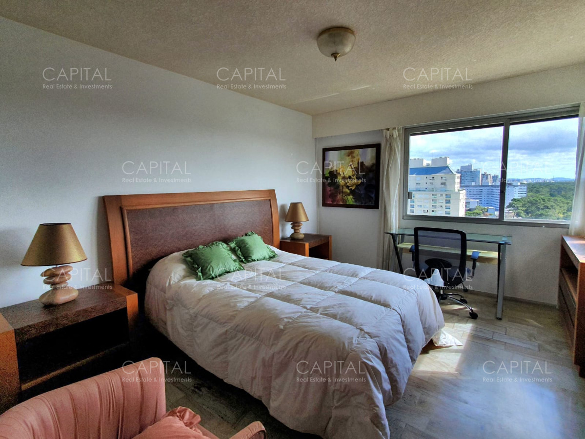 Apartamento ID.32588 - Venta departamento tres dormitorios y dep servicio Punta del Este