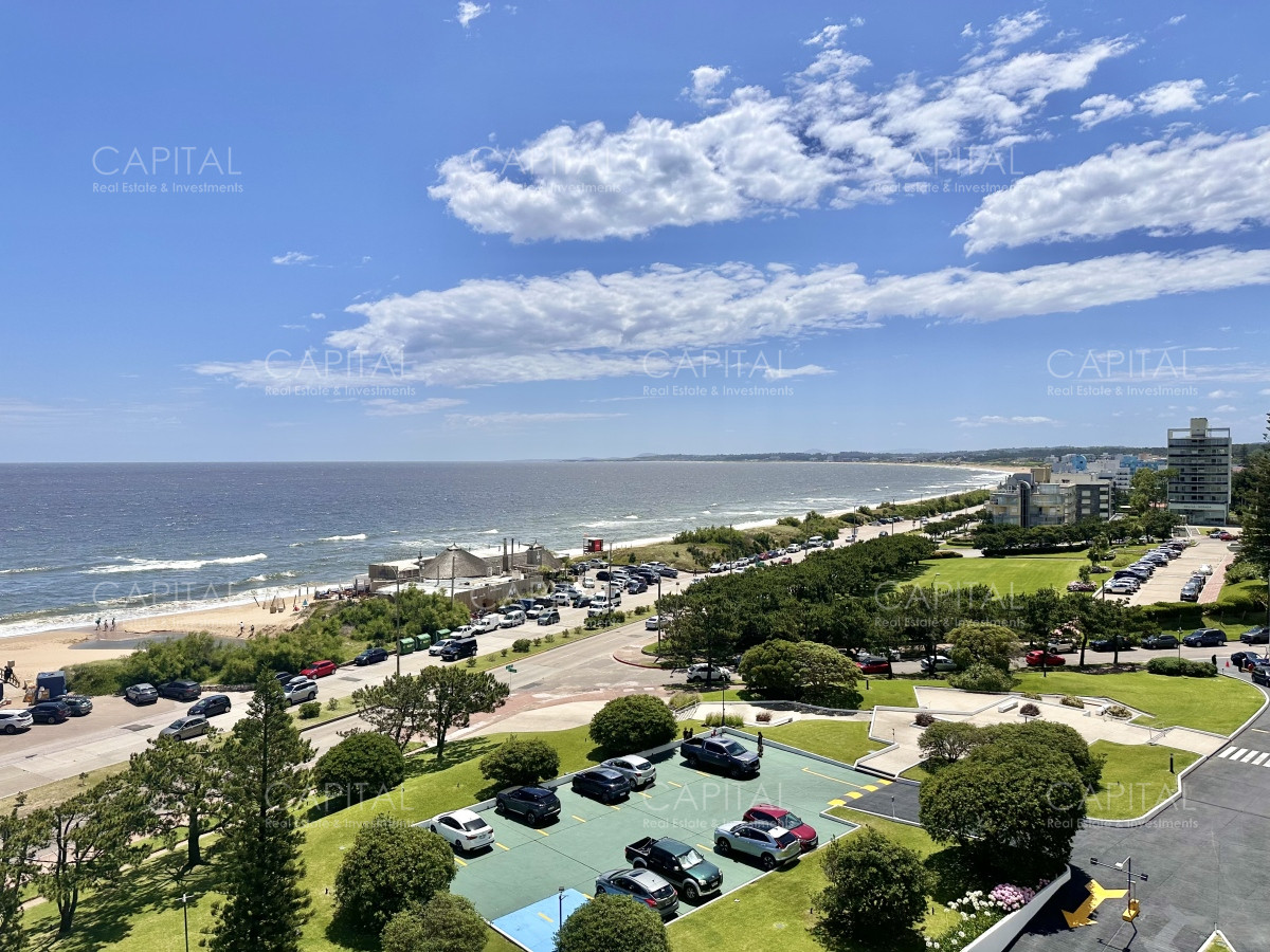 Apartamento ID.35573 - Apartamento de tres dormitorios y dependencia frente al mar en alquiler de temporada, Playa Mansa, Punta del Este.