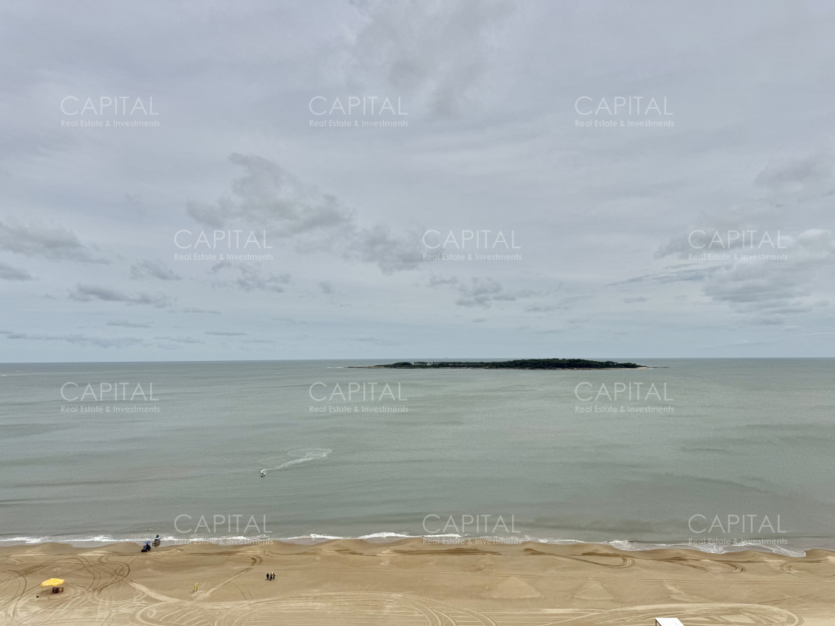 Apartamento ID.38101 - Paramount Tower Frente al Mar en Playa Mansa de tres dormitorios en venta