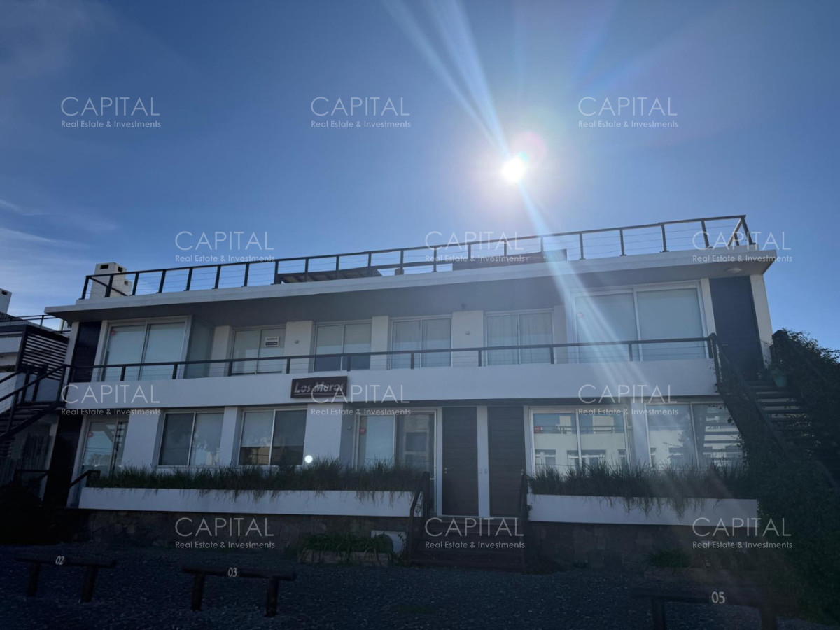 Apartamento ID.40377 - Departamento dos dormitorios en Manantiales en Alquiler con vista al mar y terraza.