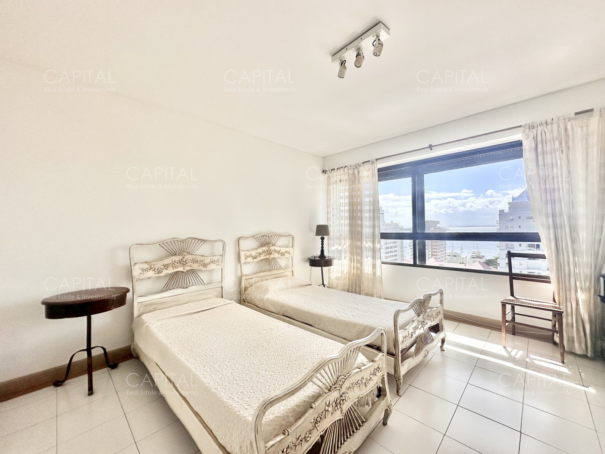 Apartamento ID.35703 - Apartamento de cuatro dormitorios y dependencia en venta, Península, Punta del Este