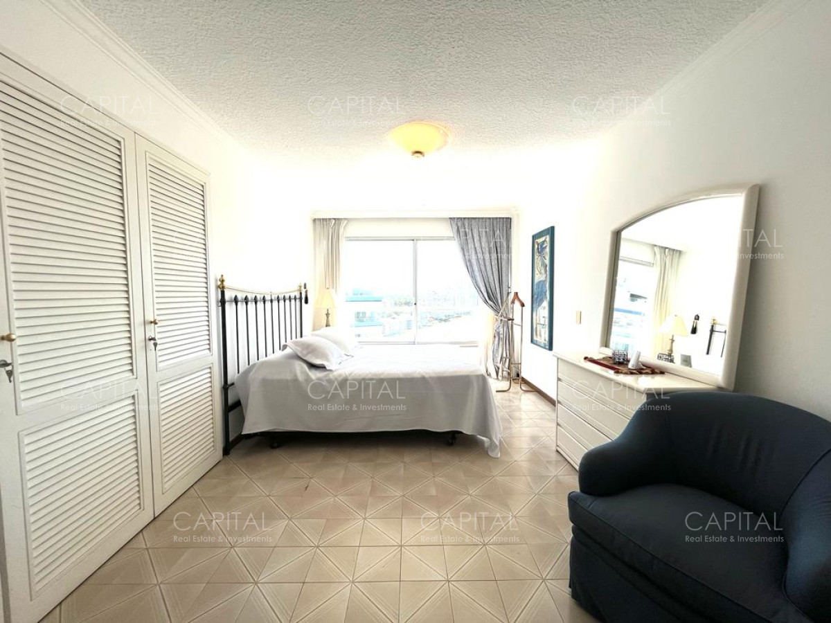 Apartamento ID.34226 - Amplio Apartamento Playa Brava 3 dormitorios mas dependencia