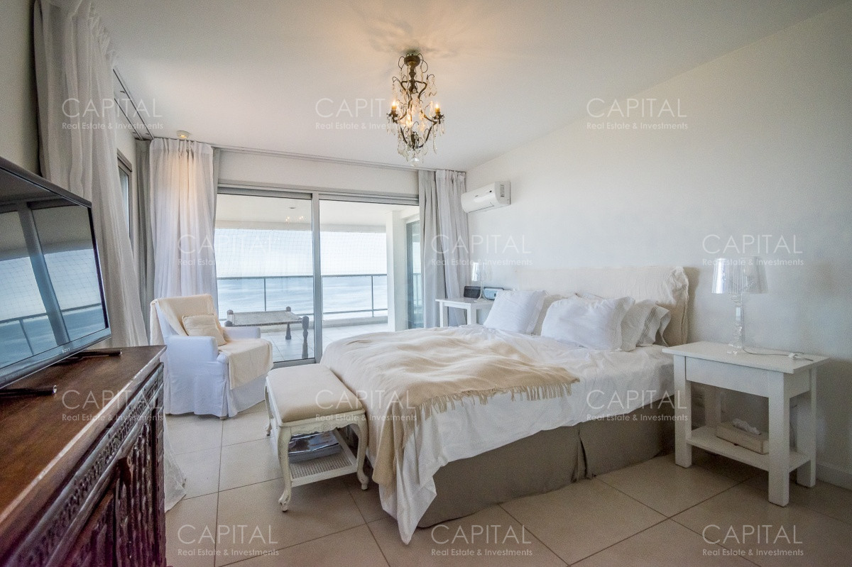 Apartamento ID.27993 - Apartamento PentHouse de 3 dormitorios y dependencia en alquiler anual.