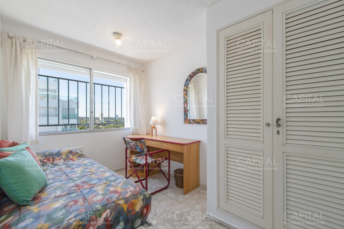 Apartamento ID.33828 - Imarangatu de dos dormitorios y dependencia frente al mar en venta Punta del Este.