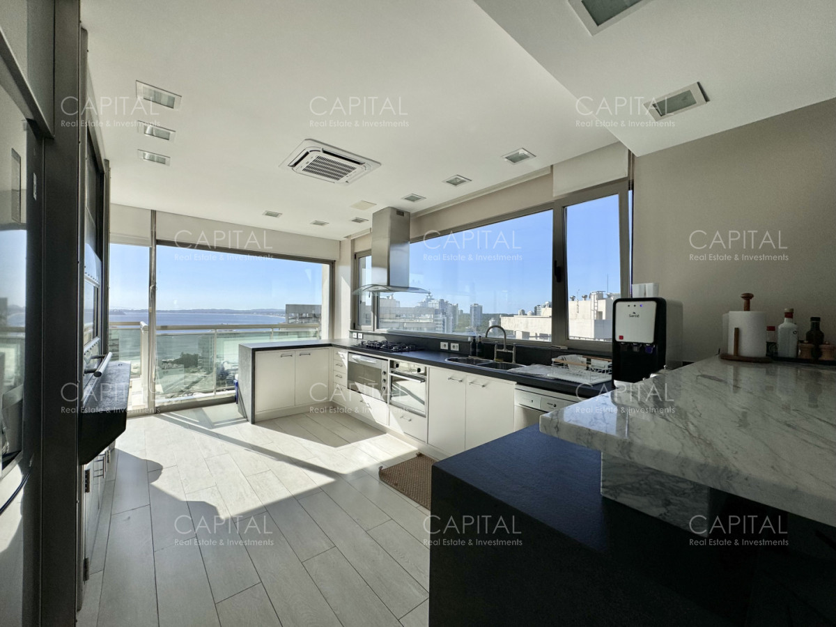 Apartamento ID.39802 - Penthouse Duplex con piscina y parrillero propio frente al Mar, en venta, Punta del Este