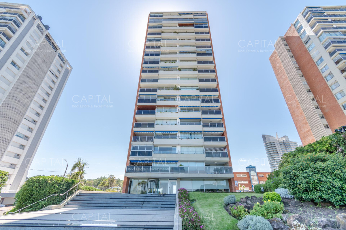 Apartamento ID.30607 - Penthouse de Cuatro Dormitorios frente al Mar - Venta Playa Mansa