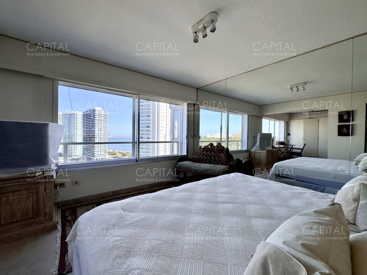 Apartamento ID.39373 - Apartamento de tres dormitorios y dependencia en venta, Playa Mansa, Punta del Este.