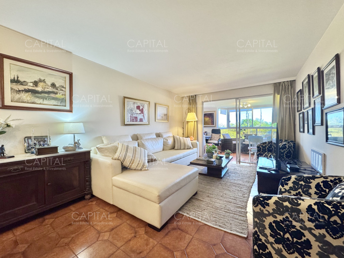 Apartamento ID.40104 - Apartamento de tres dormitorios y servicio en playa mansa frente al mar