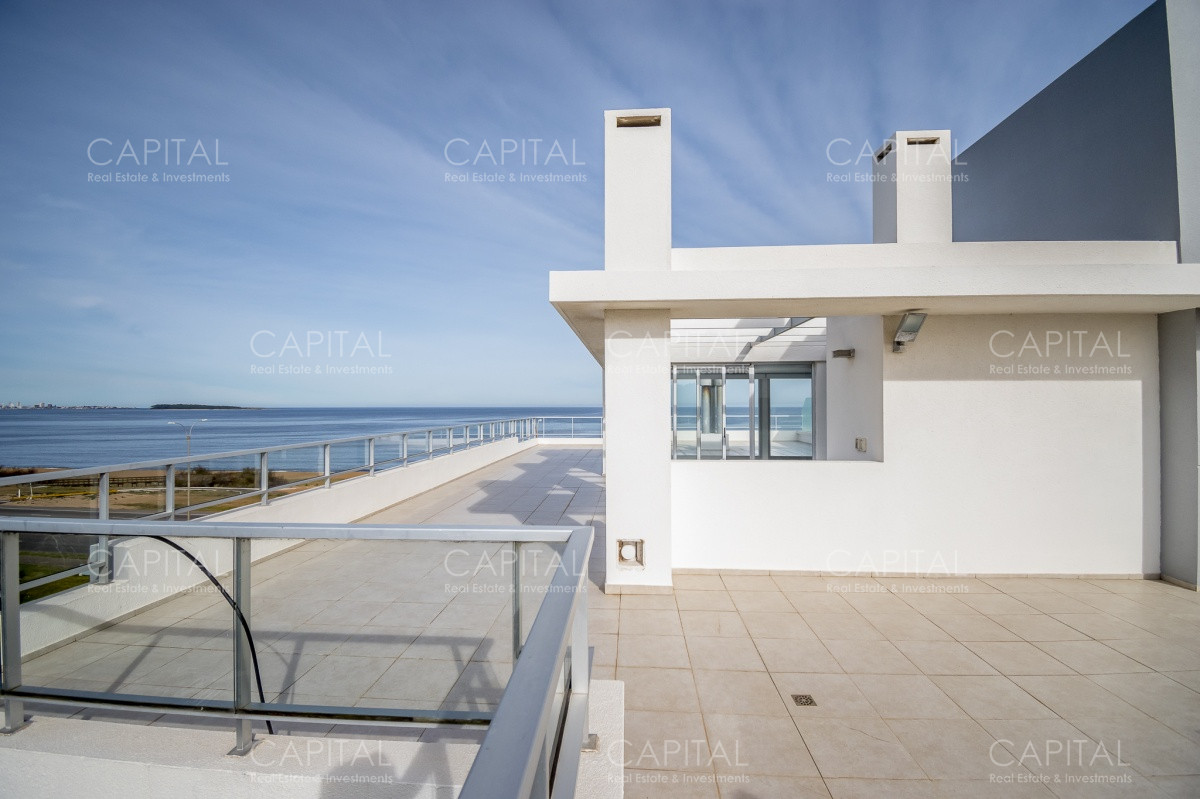 Apartamento ID.27993 - Apartamento PentHouse de 3 dormitorios y dependencia en alquiler anual.