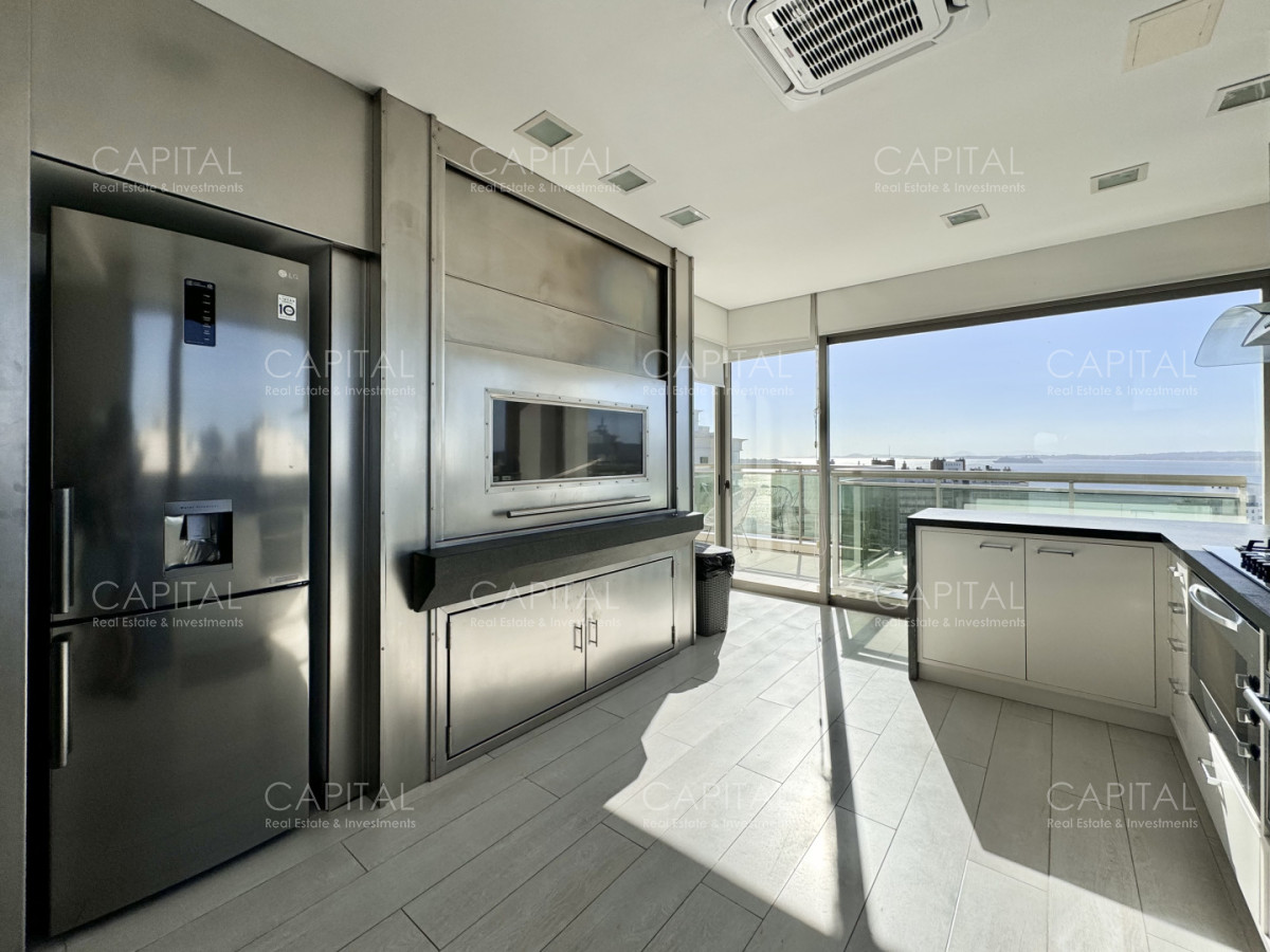 Apartamento ID.39802 - Penthouse Duplex con piscina y parrillero propio frente al Mar, en venta, Punta del Este