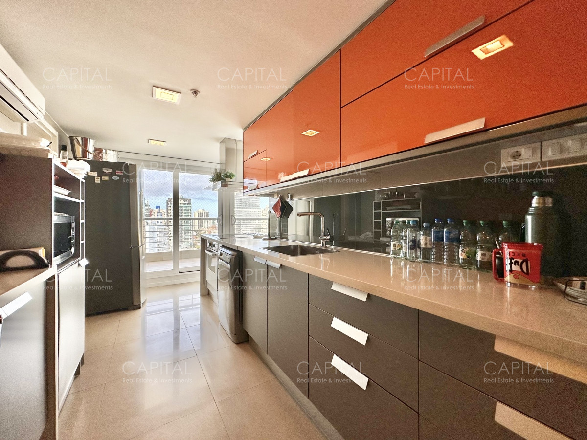 Apartamento ID.34873 - Apartamento de tres dormitorios y dependencia con vista al mar, Playa Mansa, Punta del Este.