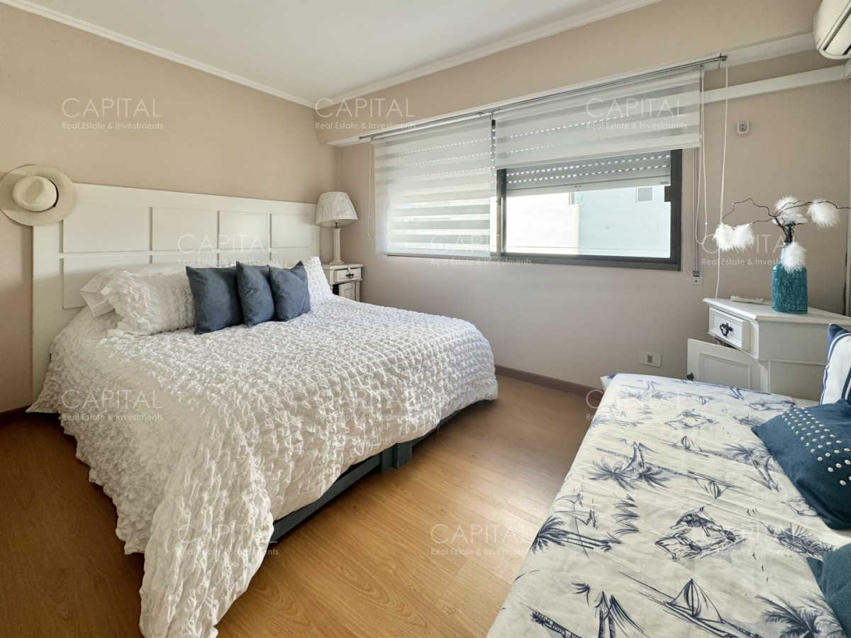 Apartamento ID.38763 - Edificio en primera linea del mar, departamento de tres dormitorios en venta, Playa Mansa.