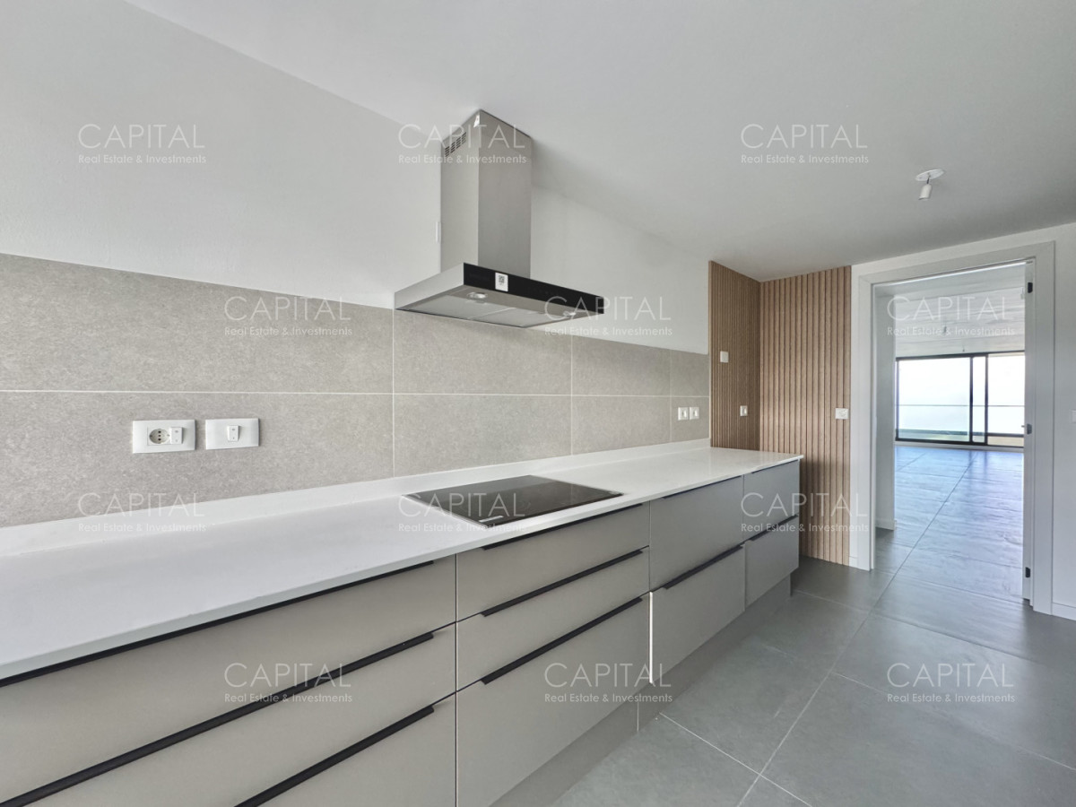 Apartamento ID.40351 - Apartamento semi piso de tres dormitorios frente al mar en playa mansa en venta