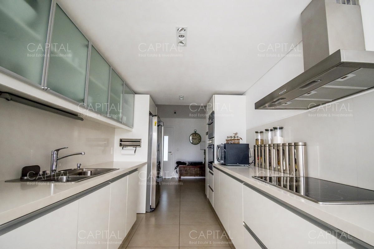 Apartamento ID.27993 - Apartamento PentHouse de 3 dormitorios y dependencia en alquiler anual.