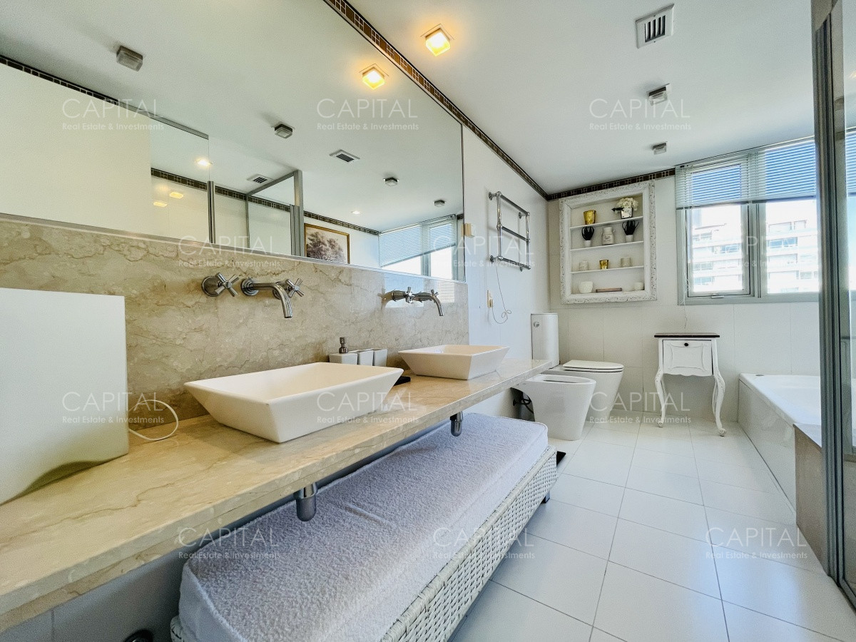 Apartamento ID.31416 - Le Parc Punta del Este de tres dormitorios más dependencia en torre de categoría sobre playa Brava, Punta del Este