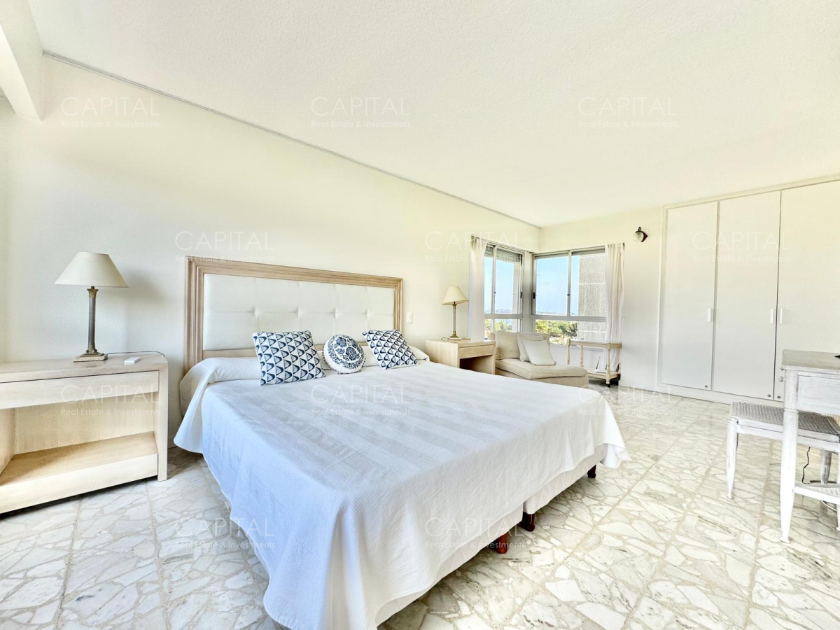 Apartamento ID.36358 - Excelente Apartamento primera linea playa mansa en edificio de categoría