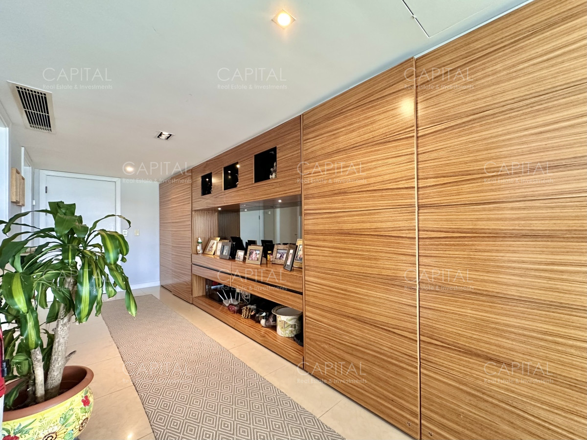 Apartamento ID.35573 - Apartamento de tres dormitorios y dependencia frente al mar en alquiler de temporada, Playa Mansa, Punta del Este.