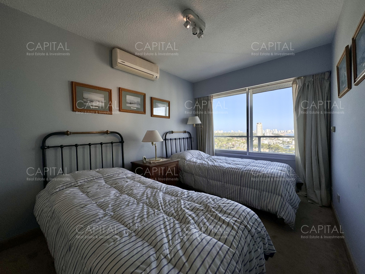 Apartamento ID.39373 - Apartamento de tres dormitorios y dependencia en venta, Playa Mansa, Punta del Este.