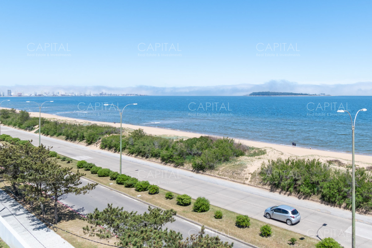 Apartamento ID.29920 - Venta de penthouse sobre la Playa Mansa de tres suites más dependencia y parrillero propio