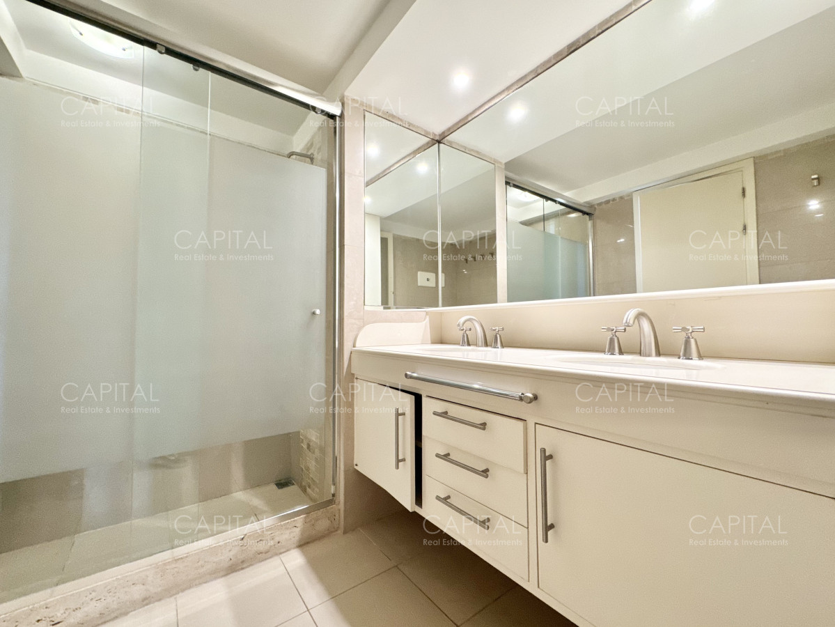 Apartamento ID.38472 - Apartamento en venta de tres dormitorios y dependencia en Playa Mansa, Punta del Este