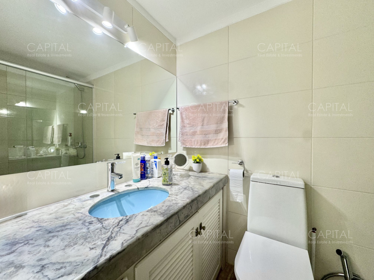 Apartamento ID.40104 - Apartamento de tres dormitorios y servicio en playa mansa frente al mar