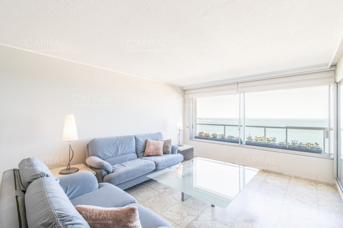 Apartamento ID.33828 - Imarangatu de dos dormitorios y dependencia frente al mar en venta Punta del Este.