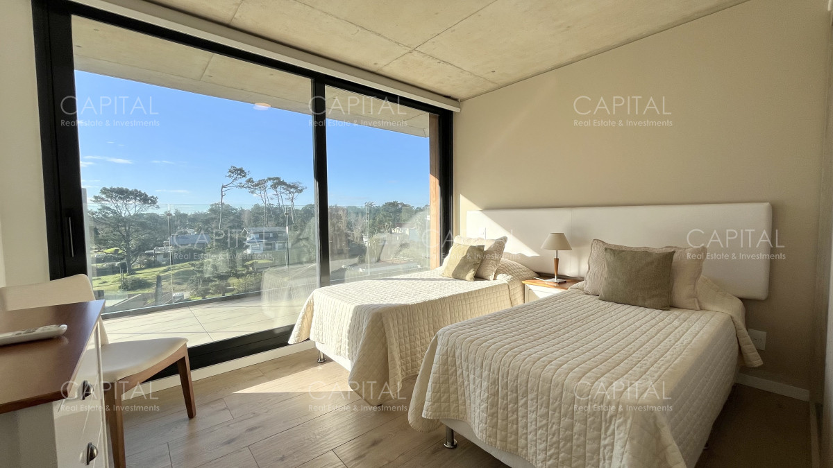 Apartamento ID.38676 - Apartamento en venta de 3 dormitorios en Playa Mansa frente al mar