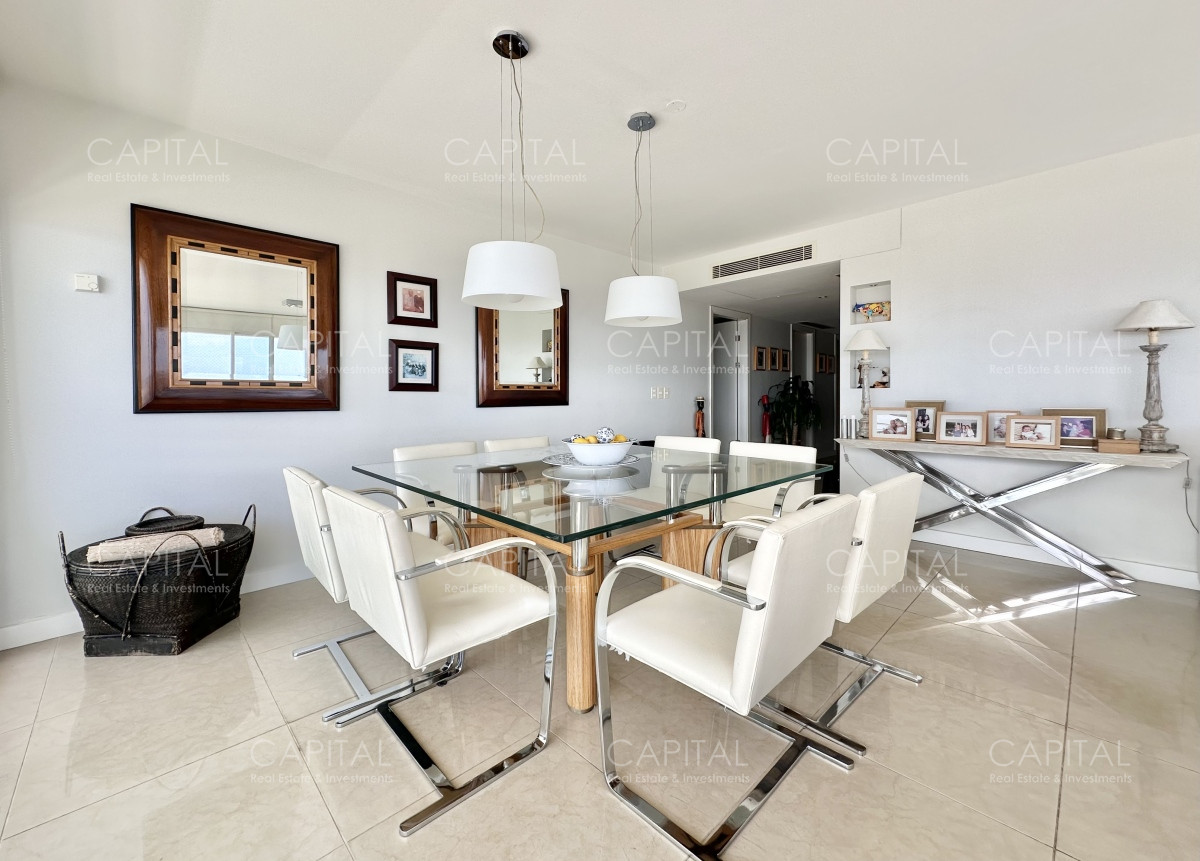 Apartamento ID.35573 - Apartamento de tres dormitorios y dependencia frente al mar en alquiler de temporada, Playa Mansa, Punta del Este.