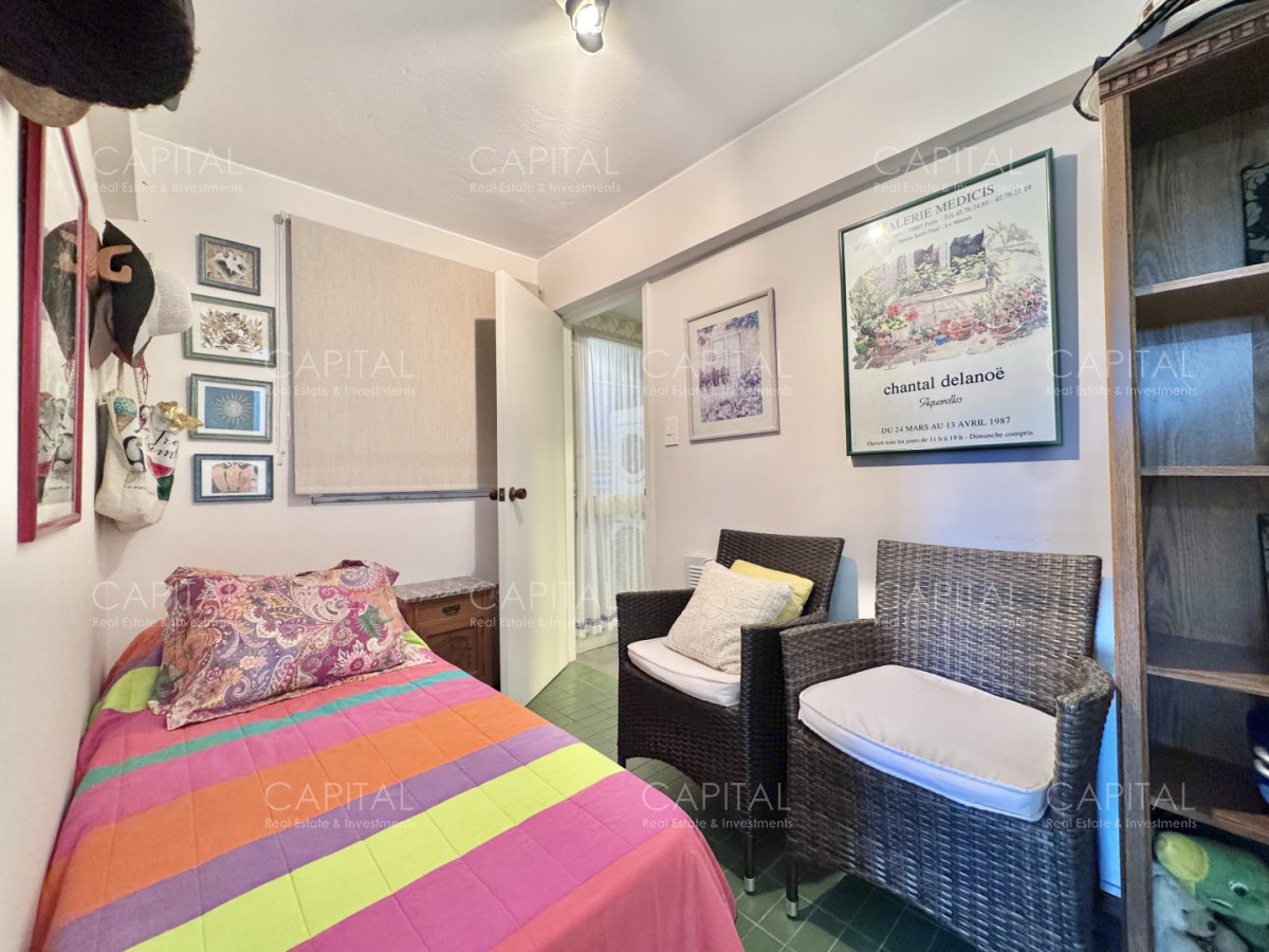 Apartamento ID.40104 - Apartamento de tres dormitorios y servicio en playa mansa frente al mar