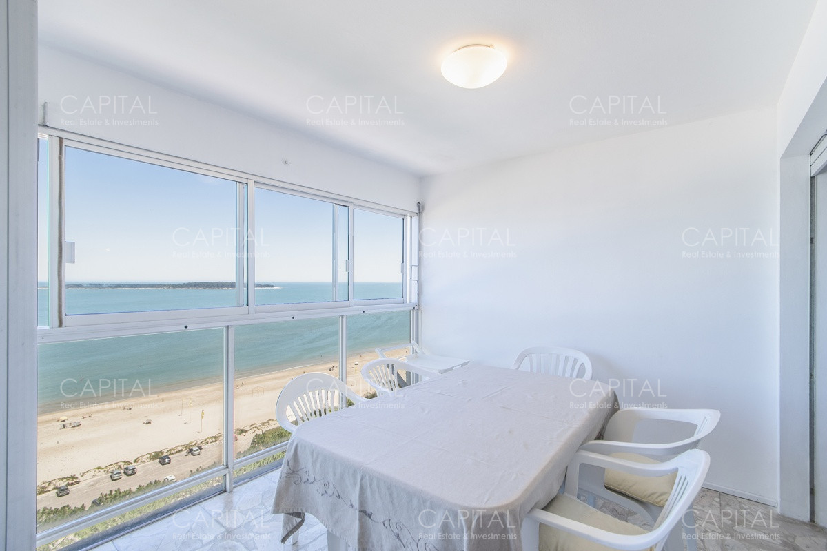 Apartamento ID.33828 - Imarangatu de dos dormitorios y dependencia frente al mar en venta Punta del Este.
