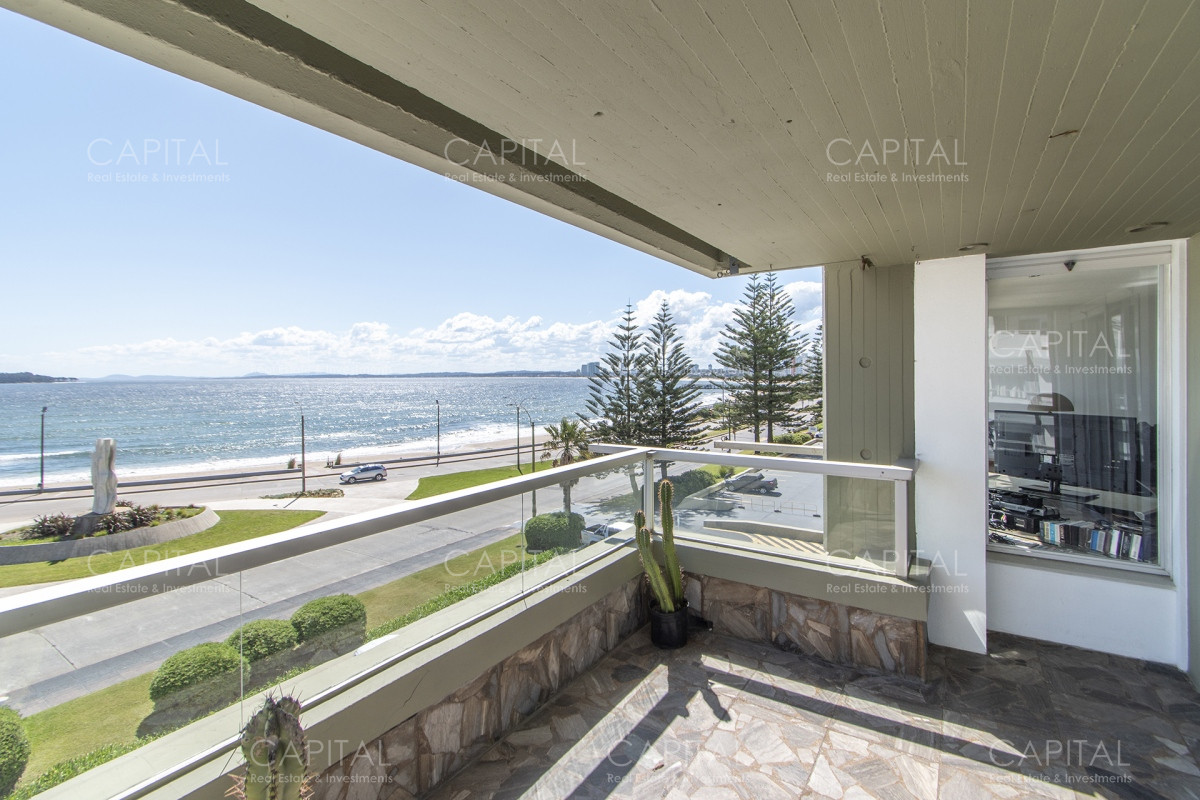 Apartamento ID.31268 - Malecon Punta del Este Apartamento de 3 dormitorios y servicios en venta en primera linea, Playa Mansa.